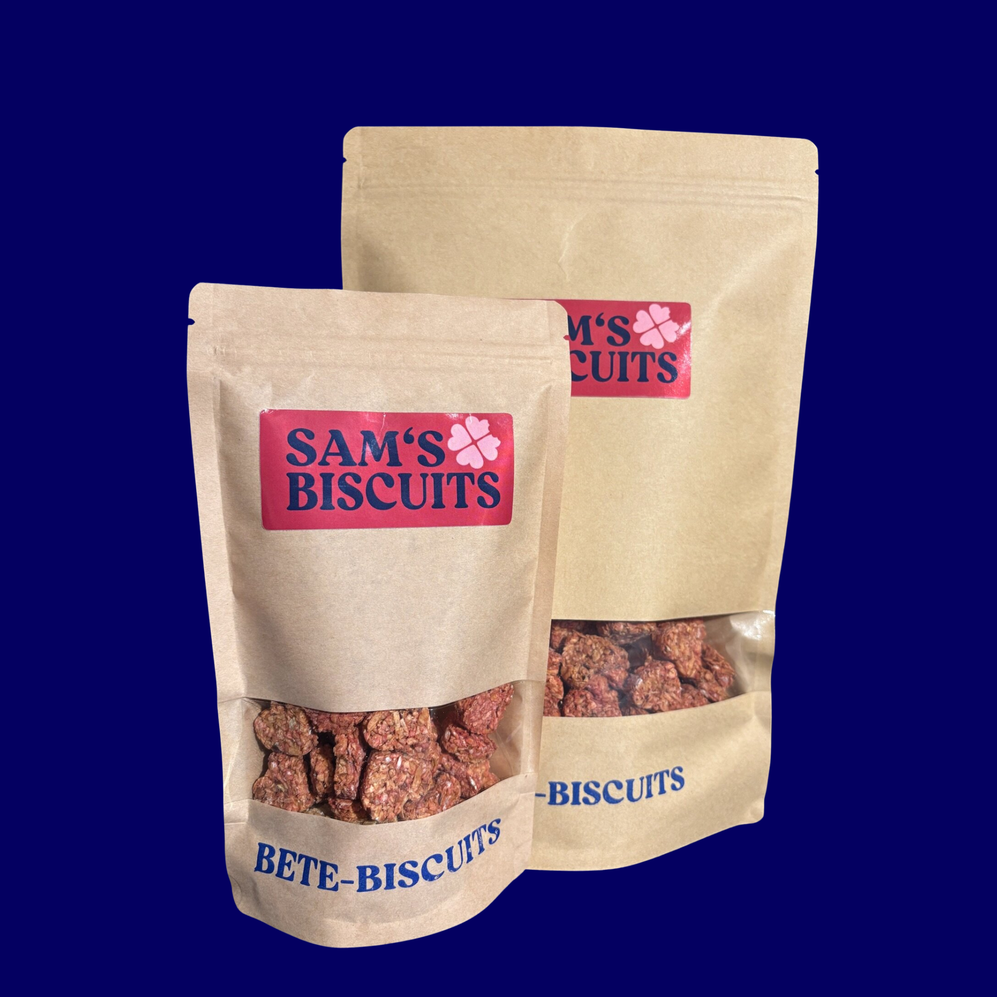 100g Packung Bete-Biscuits zusammen mit der 600g grosspackung der Hundeleckerlies. Auf blauem Hintergrund.
