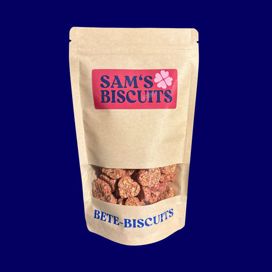 hundekekse mit Gemüse und Roter Bete  in Herzform von SAM'S BISCUITS in einer Verpackung auf blauem Hintergrund
