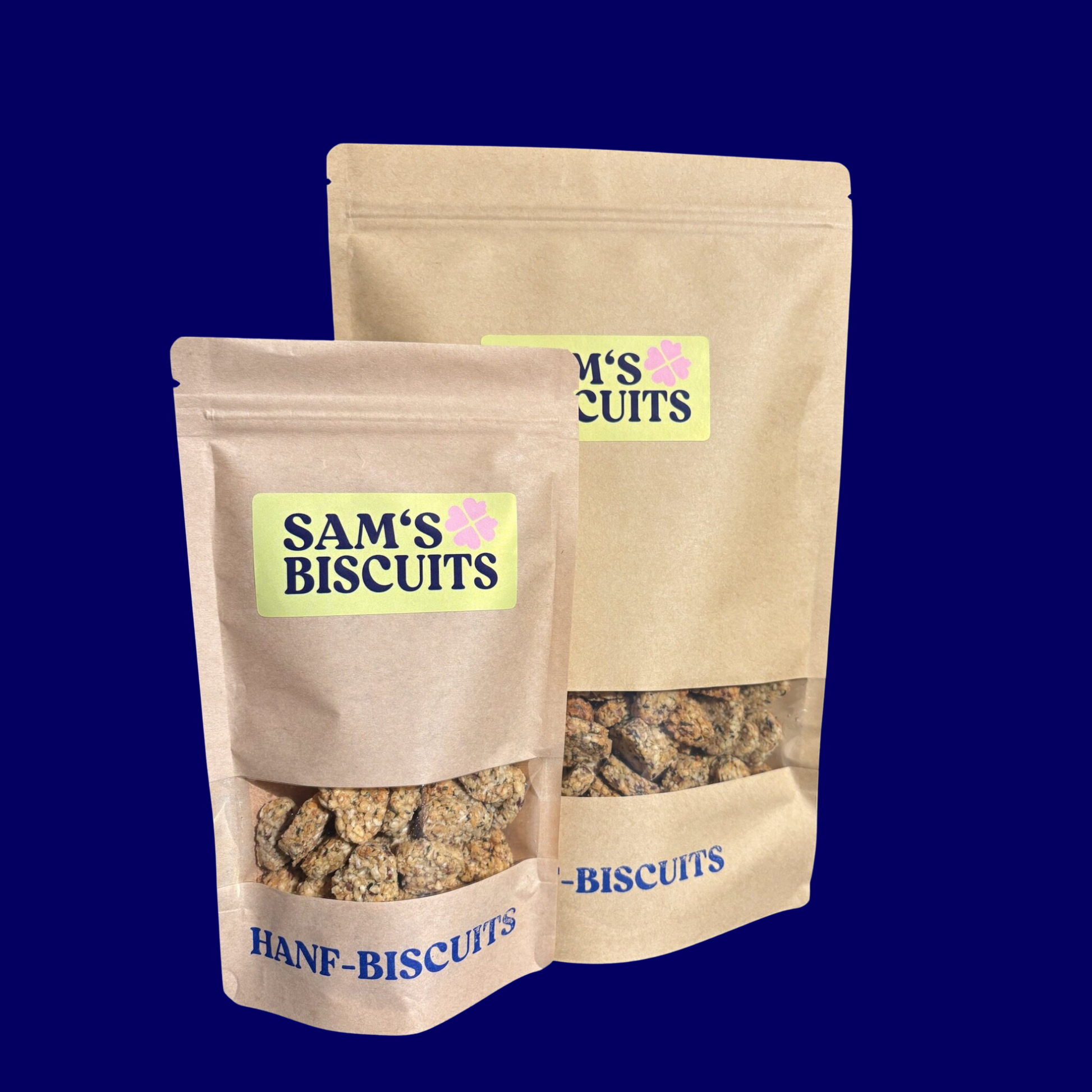 Eine Tüte HANF-BISCUITS 100g und HANF-BISCUITS 600g von SAM'S BISCUITS, besondere Leckerlis für Hunde, auf blauem Hintergrund