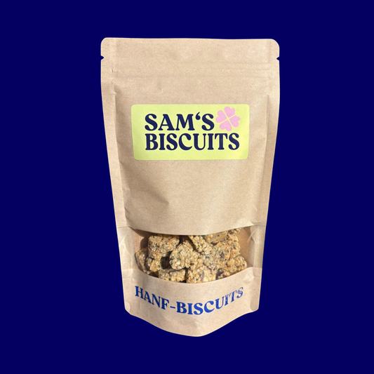 100g Tüte voll mit natürlichen snacks für Hunde. Die HANF-BISCUITS von SAM'S BISCUITS auf blauem Hintergrund.