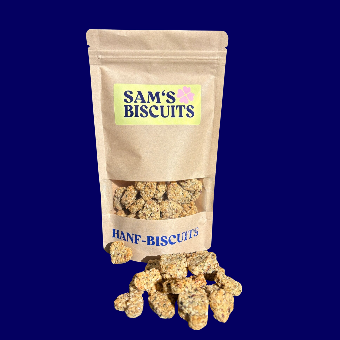 100g Tüte voll mit natürlichen snacks für Hunde. Vor der Tüte liegen auch HANF-BISCUITS, besondere leckerlis für Hunde von SAM'S BISCUITS.