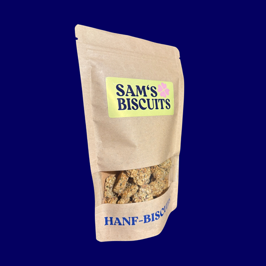 100g Tüte voll mit natürlichen snacks für Hunde von der seite fotografiert. Die HANF-BISCUITS von SAM'S BISCUITS auf blauem Hintergrund.