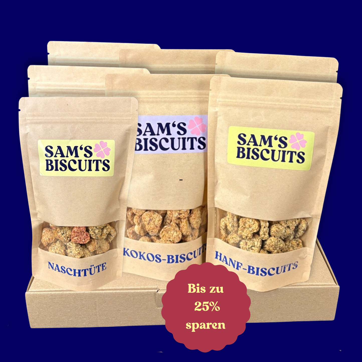 Sieben Tüten je 100g besonderer Hundeleckerlis von SAM'S BISCUITS auf einem Karton, ein roter Sticker signalisiert in diesem Angebot kannst du bis zu 30% sparen