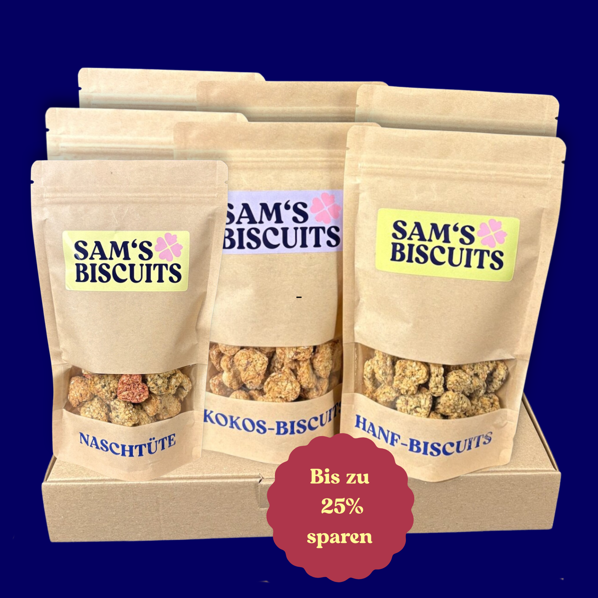 Sieben Tüten je 100g besonderer Hundeleckerlis von SAM'S BISCUITS auf einem Karton, ein roter Sticker signalisiert in diesem Angebot kannst du bis zu 30% sparen